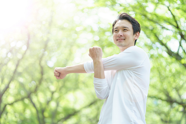 運動する男性