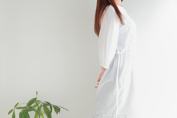 姿勢を正す女性