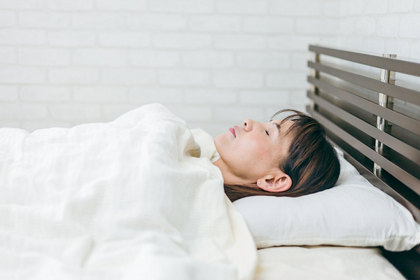 安静にする女性