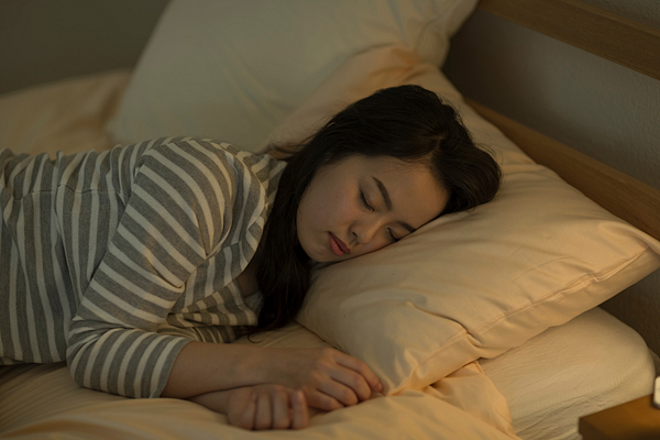 眠る女性