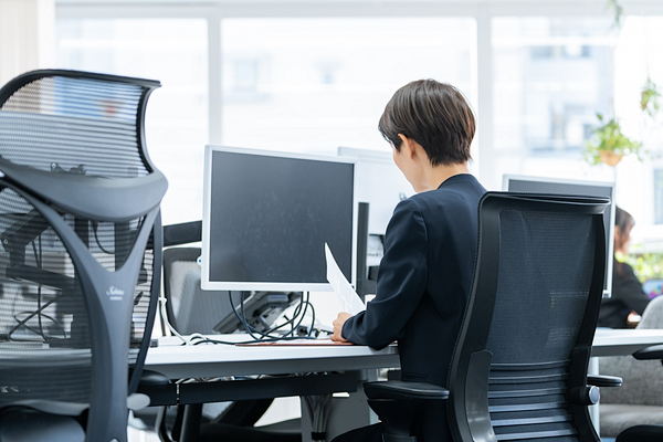 デスクワークする女性