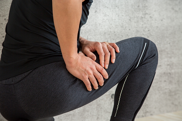 太ももを押さえる男性