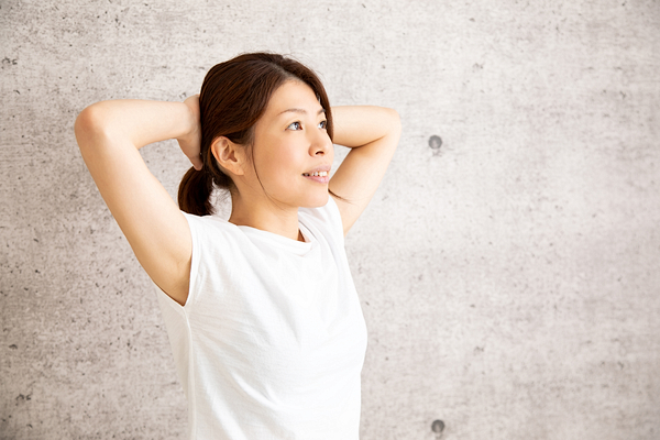 ストレッチする女性