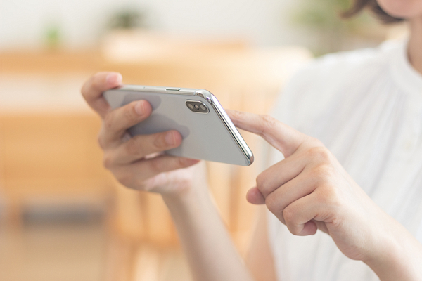 スマホを見る女性