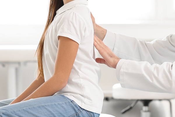 姿勢を確認される子ども