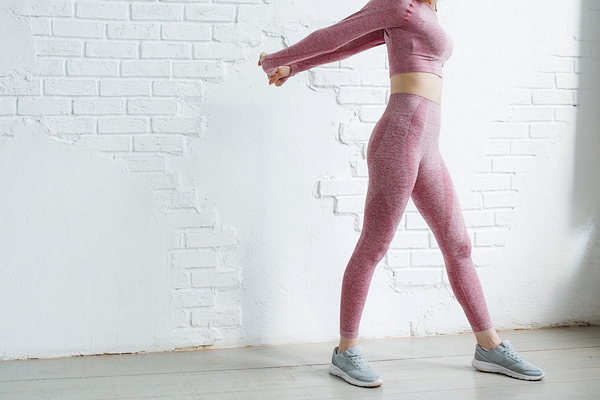 ストレッチする女性