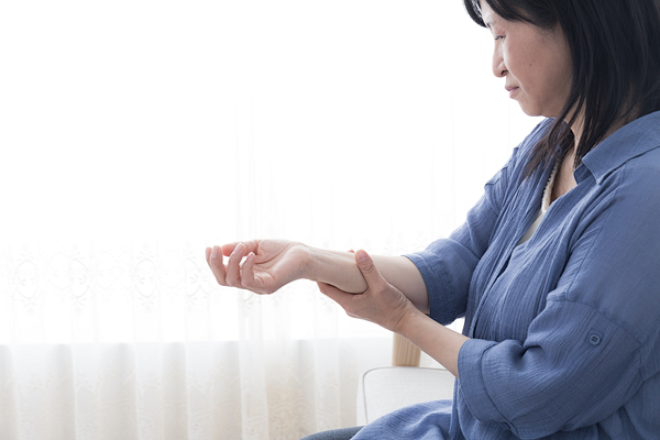 手を触る女性