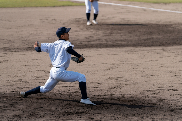 野球をする青年