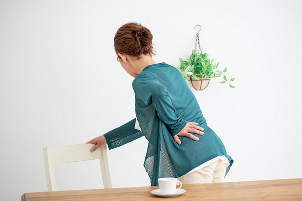 腰を押さえる女性