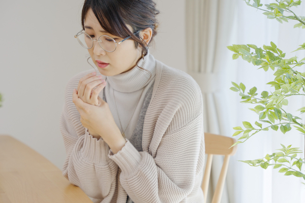 寒がる女性