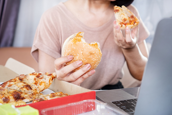 食生活が乱れてる女性