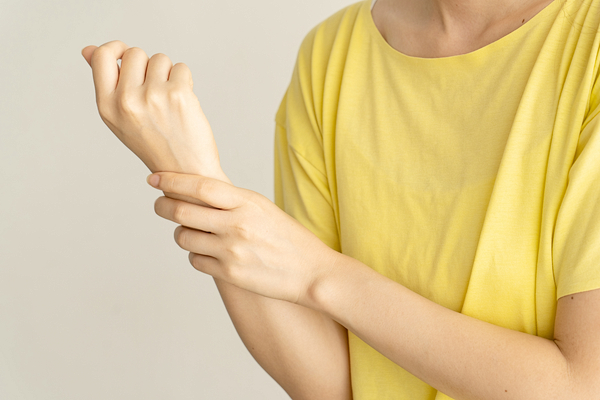 腕を気にする女性