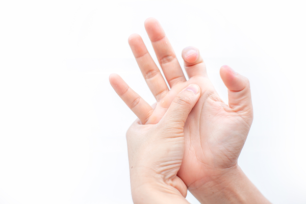 指を気にする様子