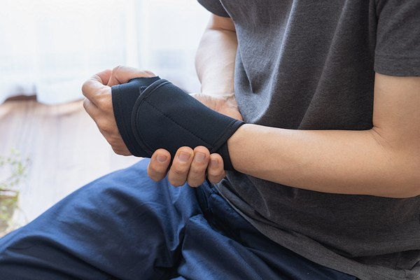 サポーターをする様子